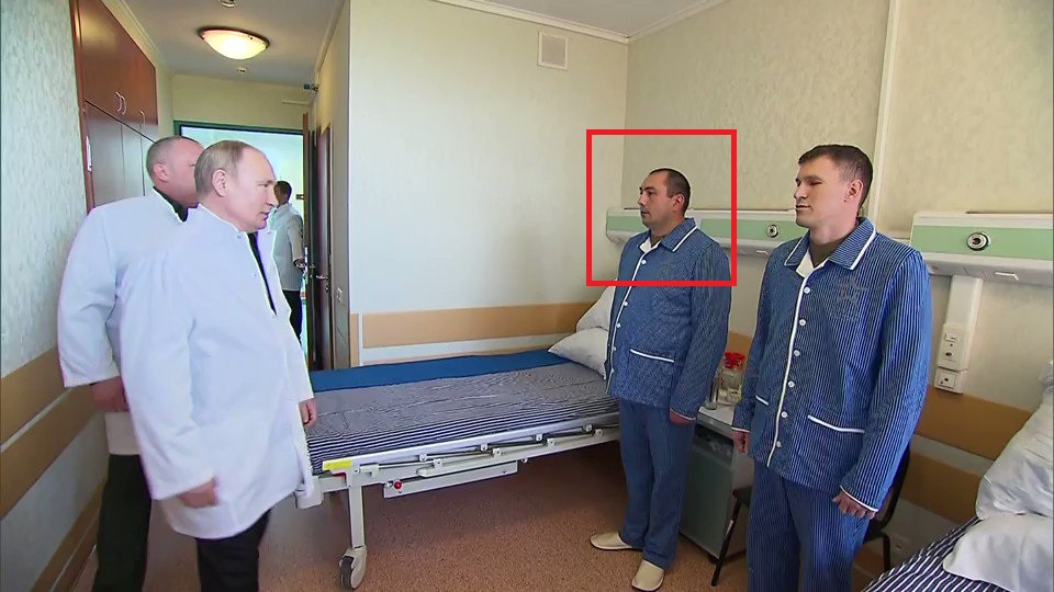 Criminalul Putin e îngrozit de contactele fizice cu rușii obisnuiți. Vizita la spitalul cu așa zișii ruși „răniți” a fost FAKE. Soldații erau defapt garzile sale de corp