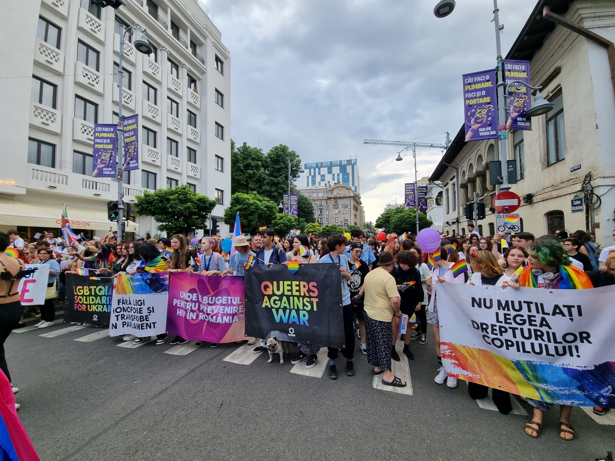 Mii de oameni la marșul „Bucharest Pride”: Multe mesaje antirăzboi